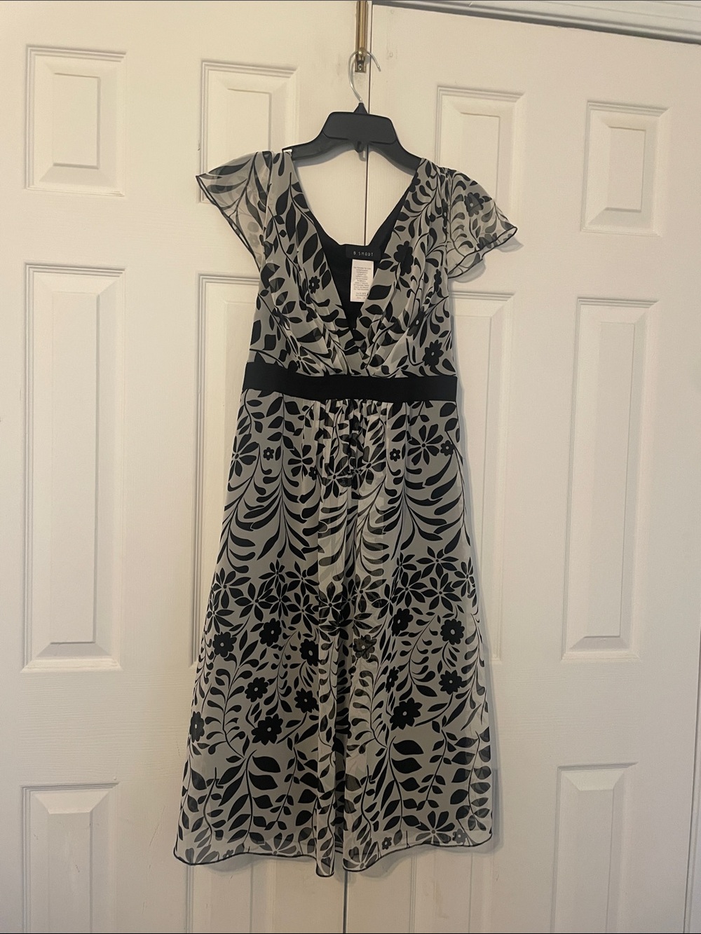 B. Smart Black & White Floral V-Neck Midi Dress